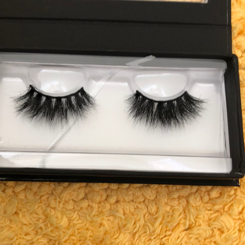 🖤✨Lilly lashes✨🖤 - Picture 2 of 7